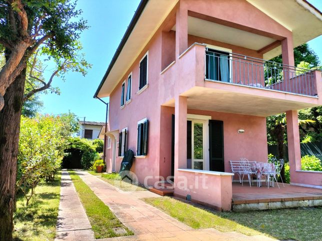 Villa in residenziale in Viale Versilia 24