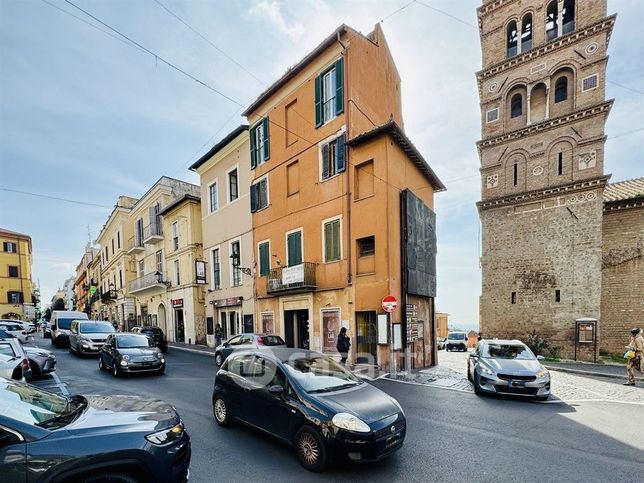 Negozio/locale commerciale in commerciale in Piazza Giosuè Carducci