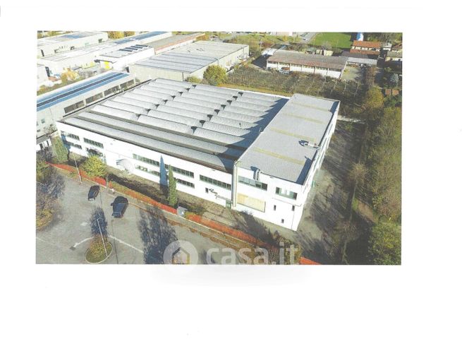 Capannone in commerciale in 