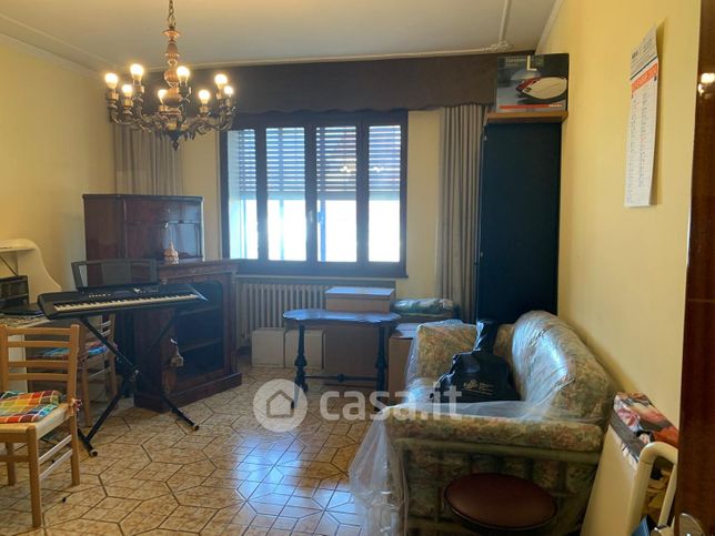 Casa bi/trifamiliare in residenziale in 