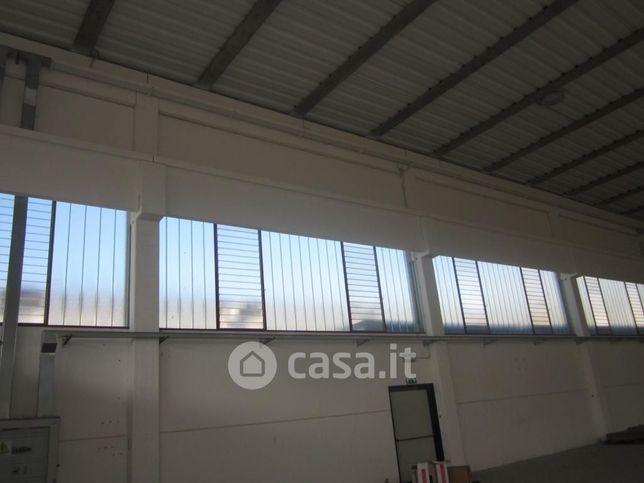 Capannone in commerciale in Via Feltrina