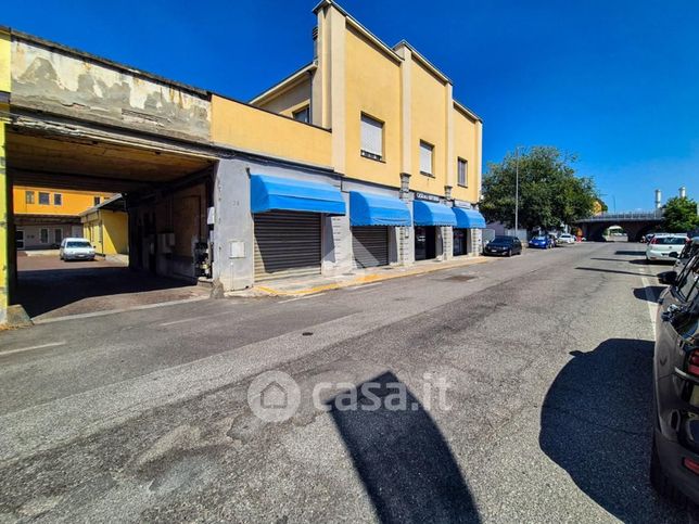 Capannone in commerciale in Via XXI Aprile 76
