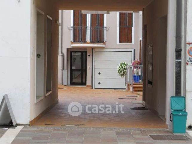 Box/posto auto in residenziale in Via XXV Aprile