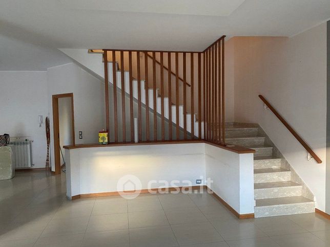 Casa bi/trifamiliare in residenziale in Via Eugenio Montale