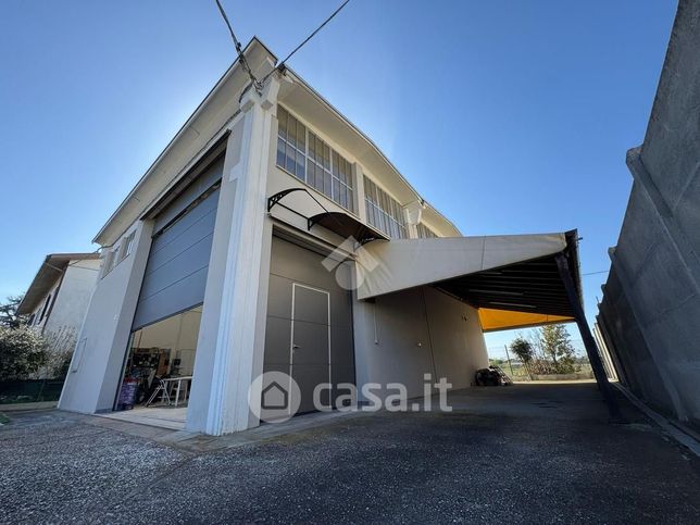Capannone in commerciale in Via Maria Margotti 30
