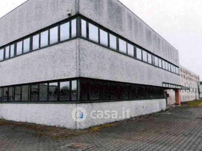 Capannone in commerciale in Via Monte San Michele