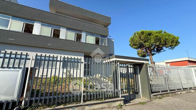 Capannone in commerciale in Viale I Maggio 6