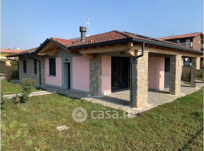 Villa in residenziale in Via Monte San Michele