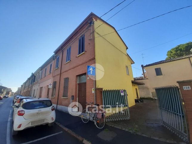 Casa bi/trifamiliare in residenziale in Via Cento 158