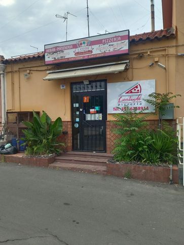 Attivitã /licenza (con o senza mura) in commerciale in Via Puglia 106