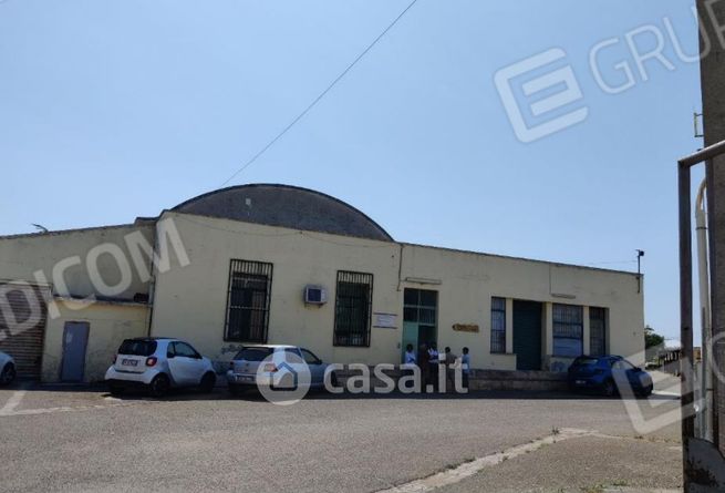 Capannone in commerciale in Via Lucania