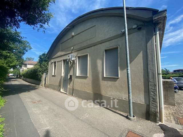 Capannone in commerciale in 