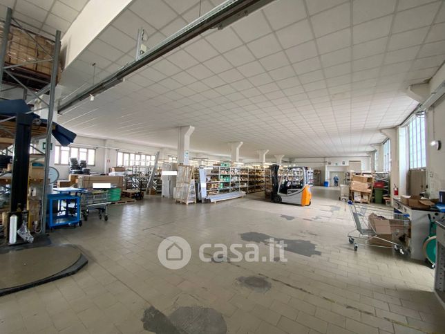 Capannone in commerciale in A52