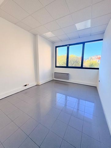 Ufficio in commerciale in