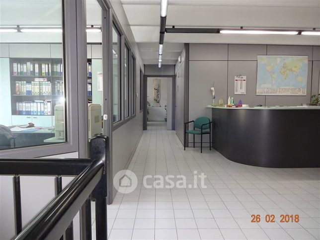 Capannone in commerciale in 