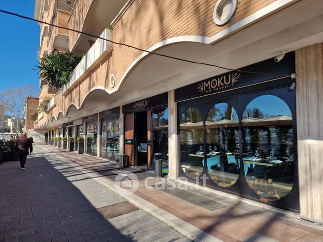 Negozio/locale commerciale in commerciale in Viale di Tor di Quinto 29