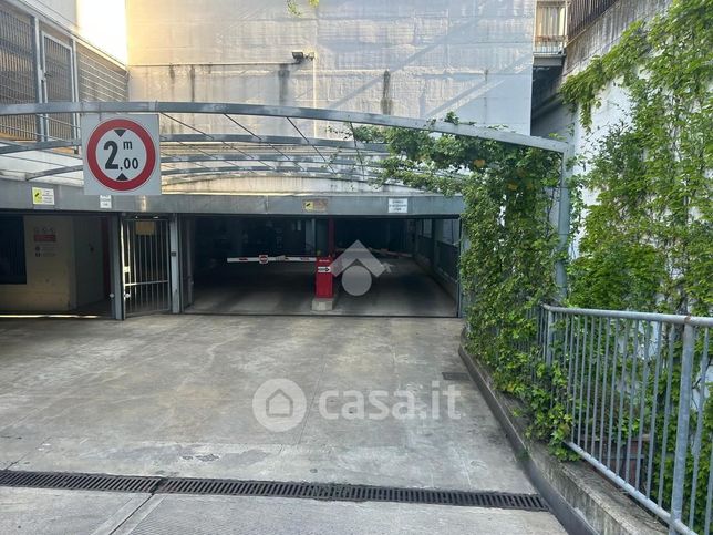 Box/posto auto in residenziale in Via della Moscova 26