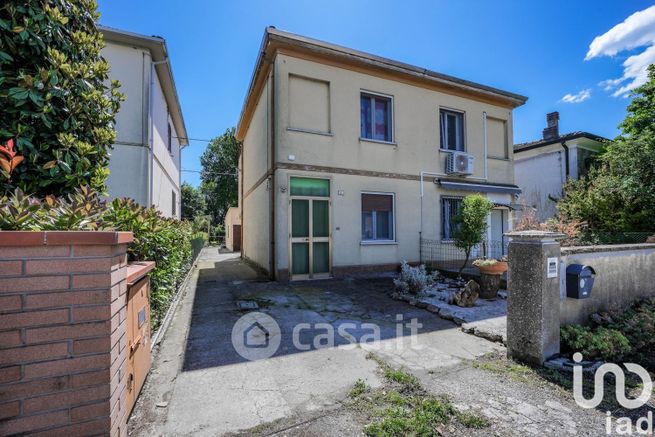 Casa bi/trifamiliare in residenziale in Via Provinciale 84