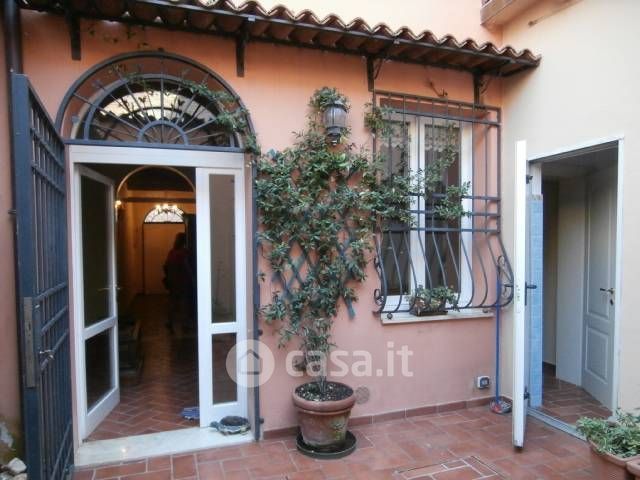 Casa indipendente in residenziale in Via Carri 9