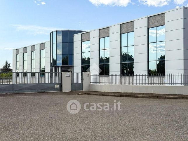 Capannone in commerciale in Via Maestri del Lavoro d'Italia 22