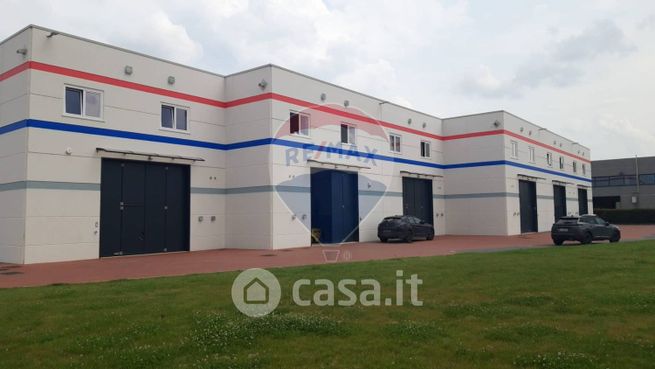 Capannone in commerciale in Via Po 1