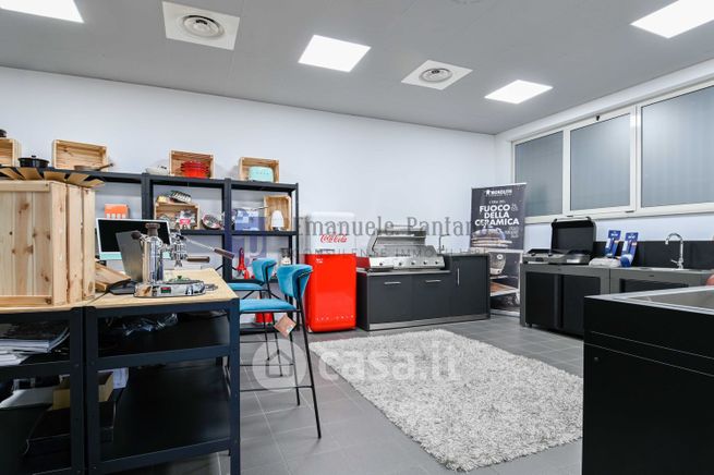 Ufficio in commerciale in Via Meer 60