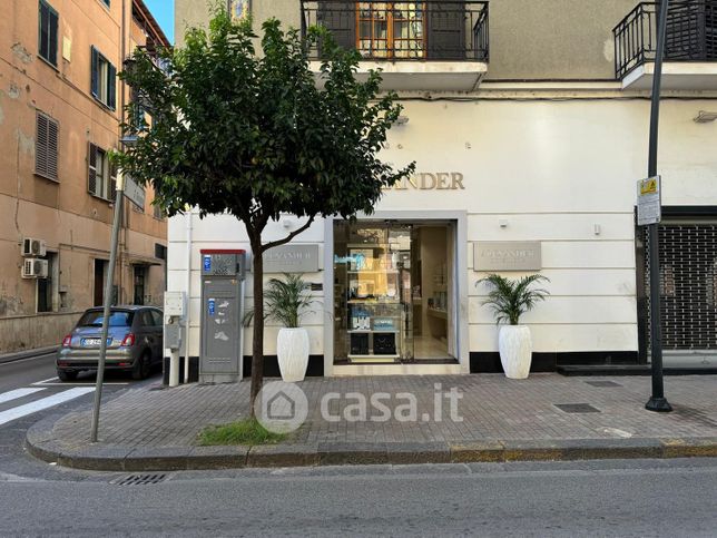 Negozio/locale commerciale in commerciale in Via Roma 11