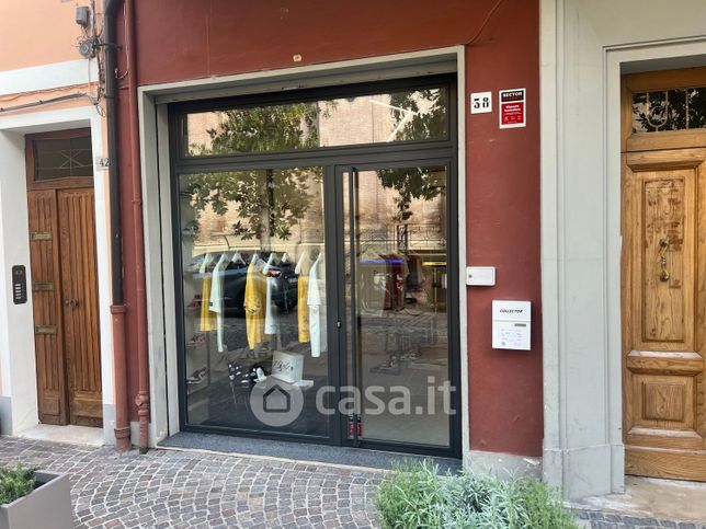 Negozio/locale commerciale in commerciale in Via C. B. Cavour 38