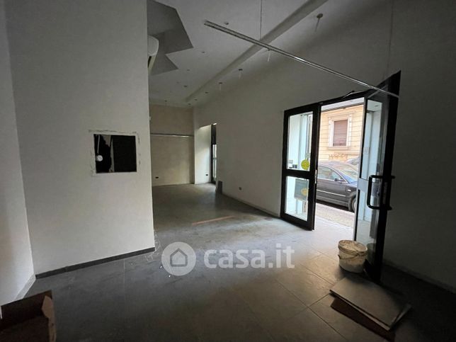 Negozio/locale commerciale in commerciale in Via Armellini