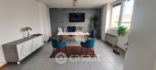 Ufficio in commerciale in Via Prima Strada 87