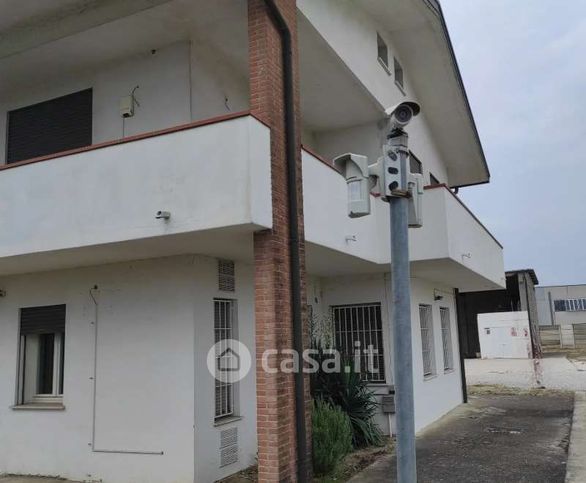 Capannone in commerciale in Via Emilia