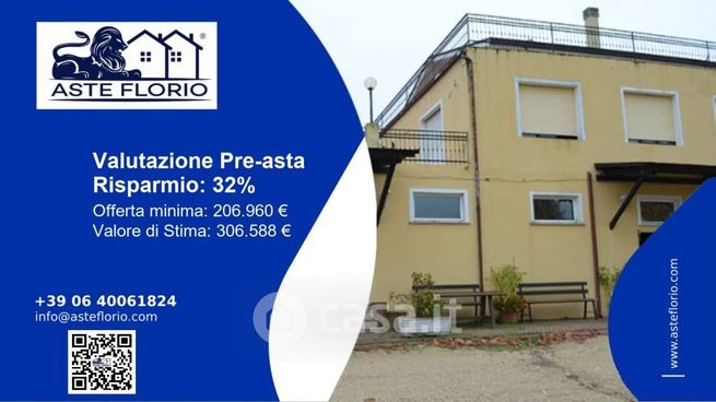 Capannone in commerciale in Via Paduni 36
