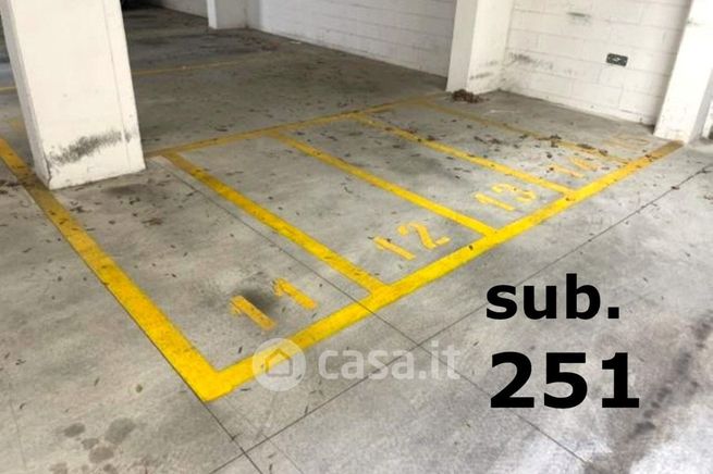 Box/posto auto in residenziale in Via Zamboni