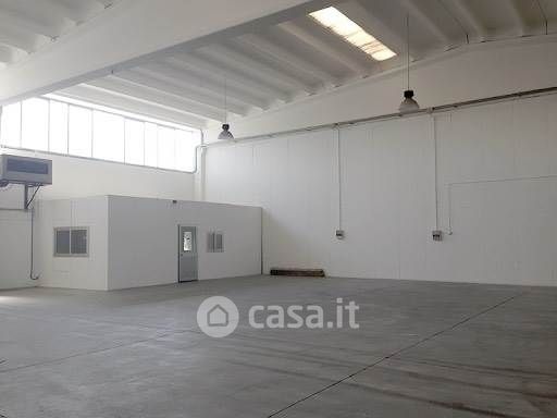 Capannone in commerciale in 