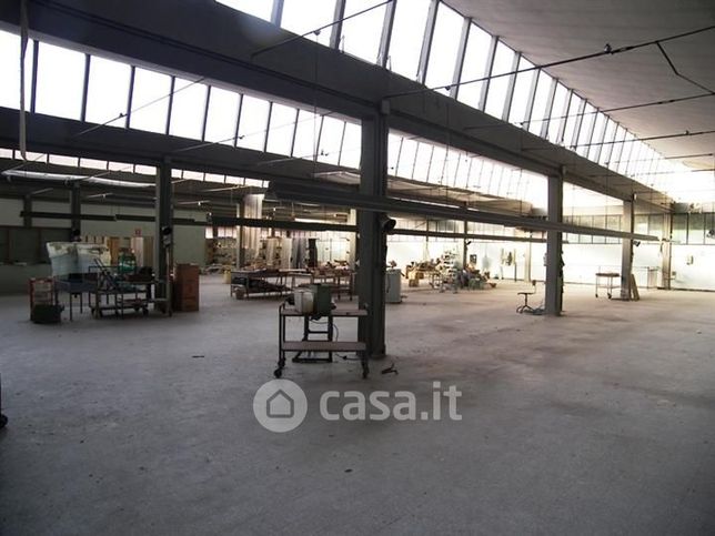 Capannone in commerciale in