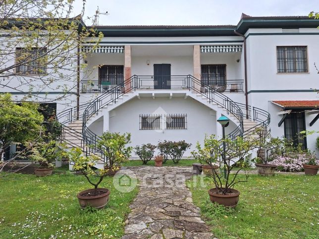Villa in residenziale in Via Amedeo 116