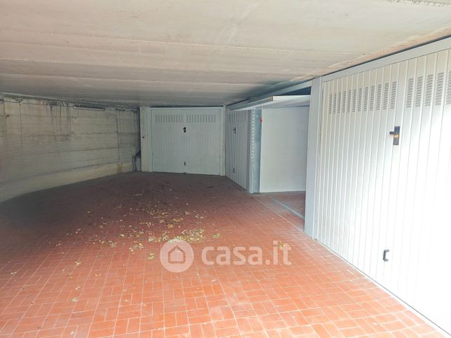 Box/posto auto in residenziale in Via di Francia