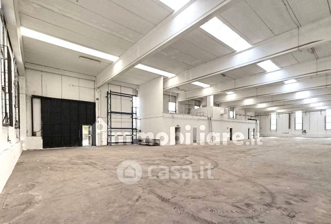 Capannone in commerciale in Via Bonazzi