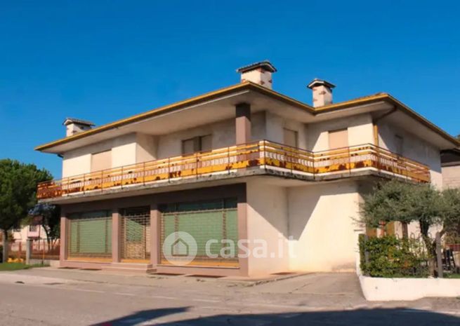 Box/posto auto in residenziale in Via A. de Pollis