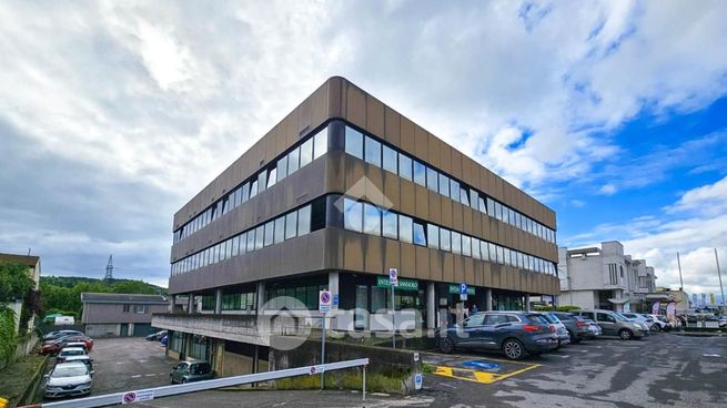 Ufficio in commerciale in Via Giovanni Quarena 145