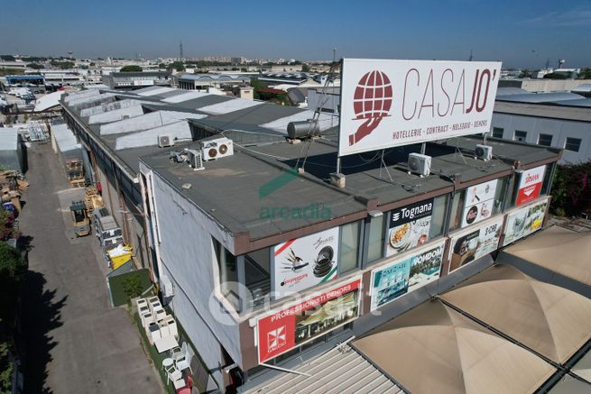 Capannone in commerciale in Viale Tommaso Columbo 41