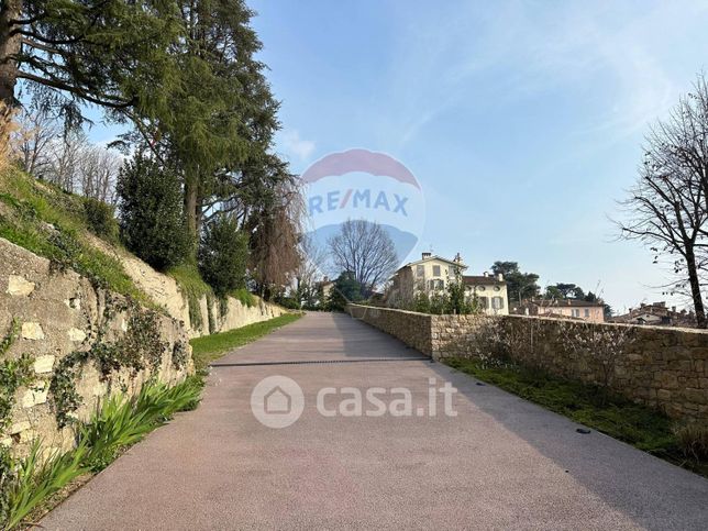 Casa bi/trifamiliare in residenziale in Via delle Tre Armi 21