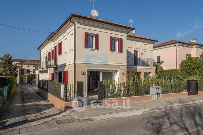 Casa bi/trifamiliare in residenziale in Via Cavini
