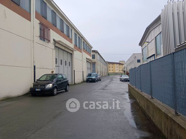 Capannone in commerciale in Via Mangiacane 11