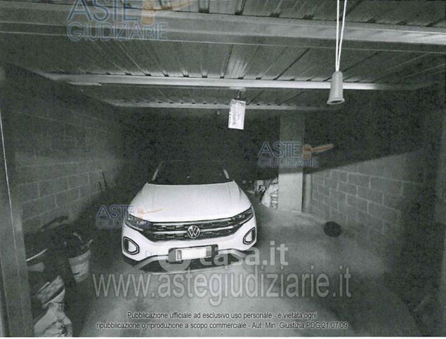 Box/posto auto in residenziale in Via XXV Aprile