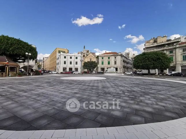 Attività/licenza (con o senza mura) in commerciale in Piazza Francesco Lo Sardo