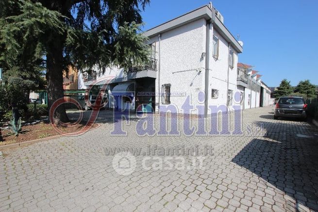 Capannone in commerciale in Via P. Togliatti 1