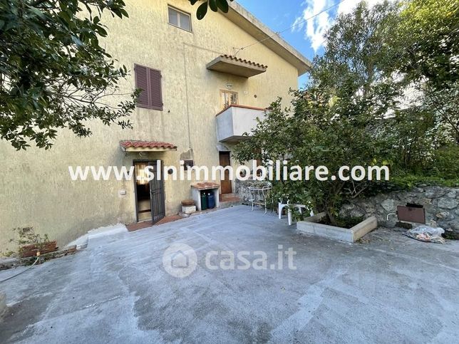 Casa bi/trifamiliare in residenziale in Via Vittorio Veneto