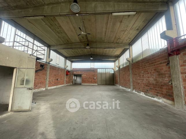 Capannone in commerciale in 