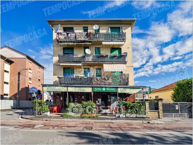 Capannone in commerciale in Via Adige 2